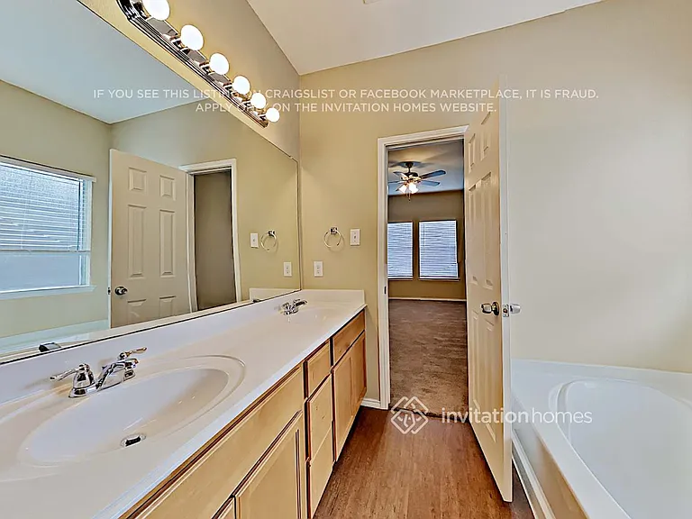 12325 Hunters Crossing Ln — Photo 11