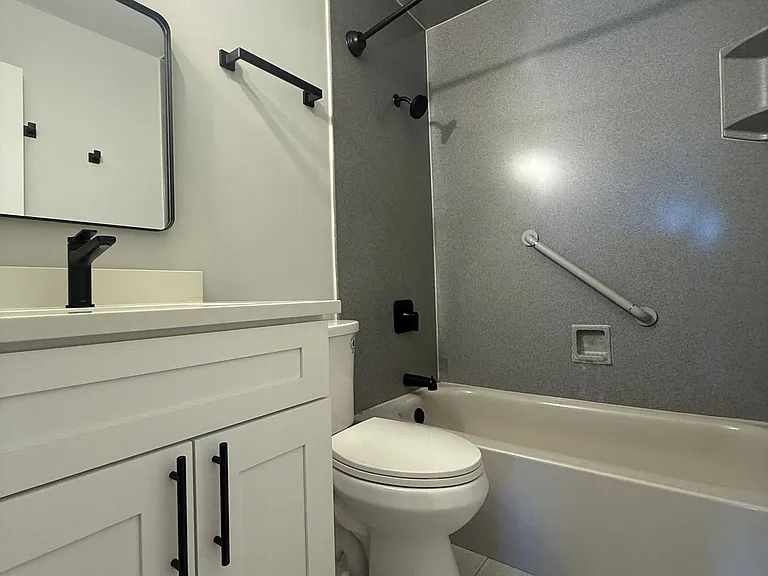 1312 Kingsbury Dr #B — Photo 3