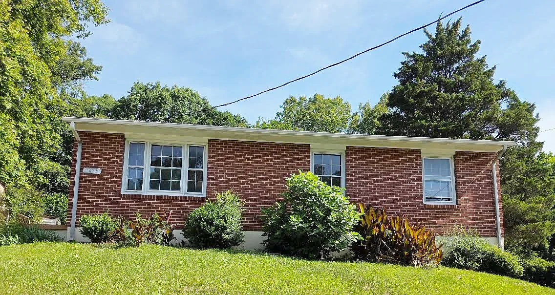 3 bed, 989 sqft, $1,300 — Photo 1