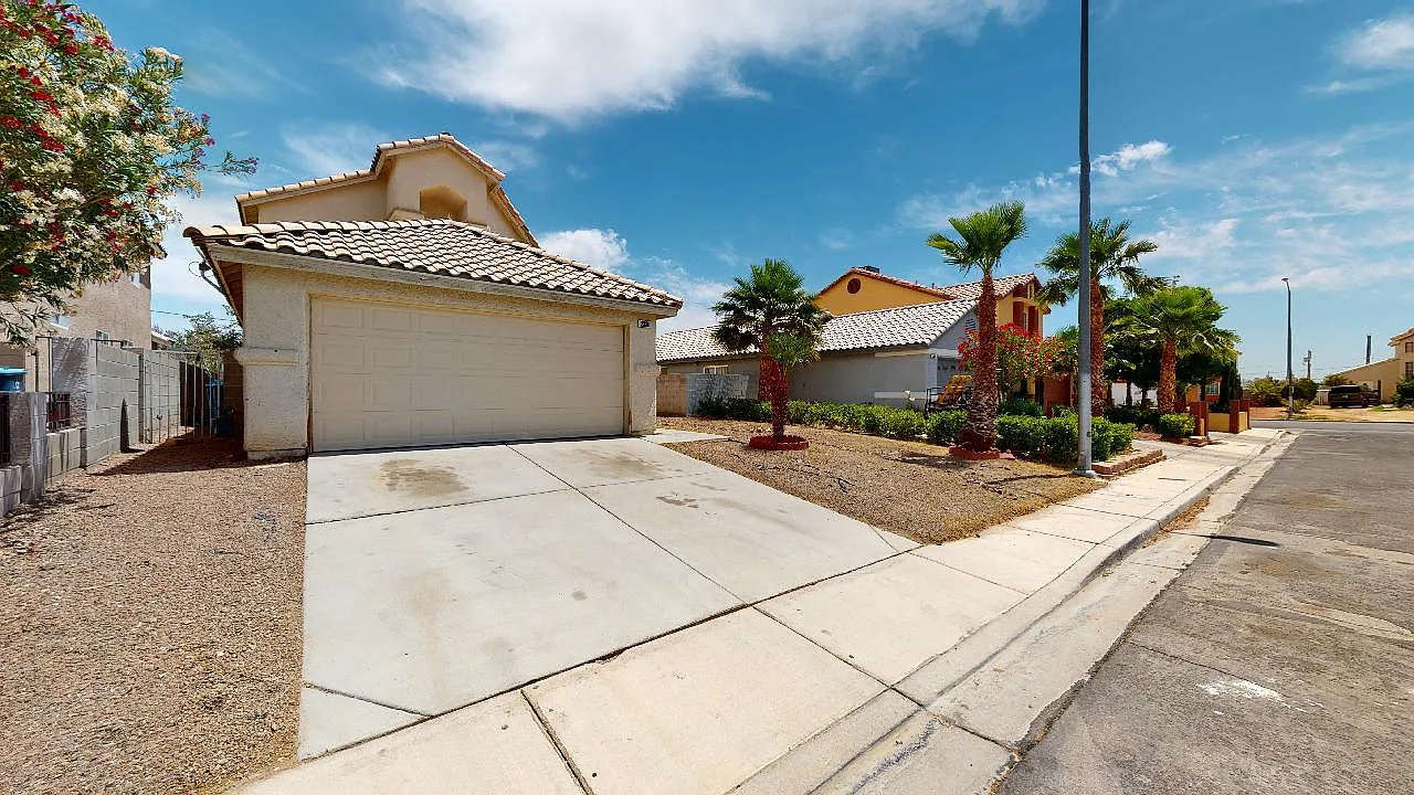 3 bed, 2.5 bath, 1595 sqft, $1,755 — Photo 1
