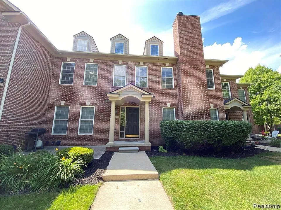 215 S Village Way