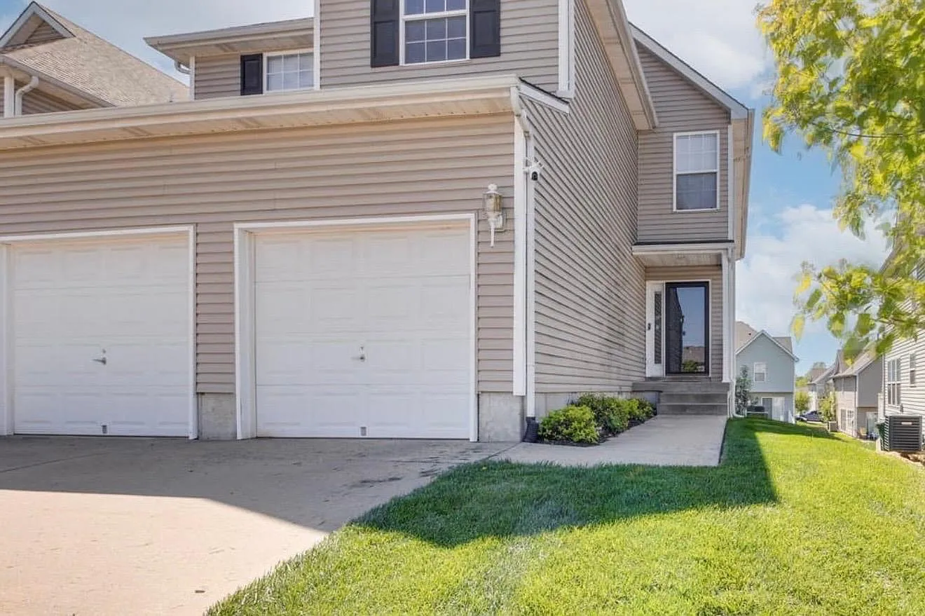 4 bed, 3.5 bath, 2400 sqft, $2,450 — Photo 1