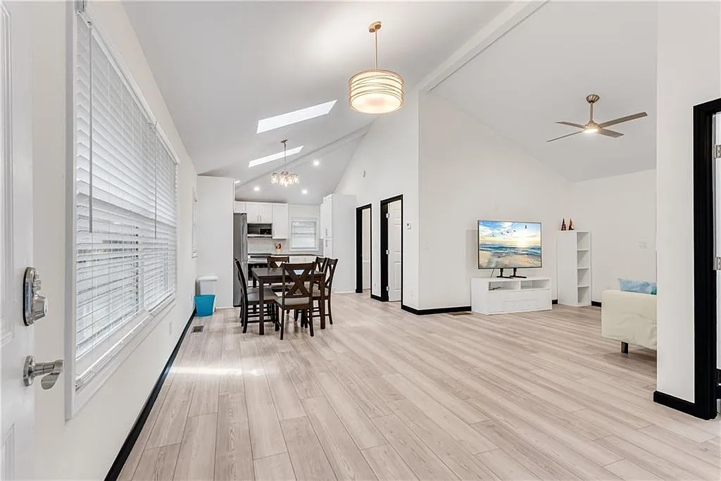 2 bed, 2.0 bath, 1405 sqft, $2,400 — Photo 2