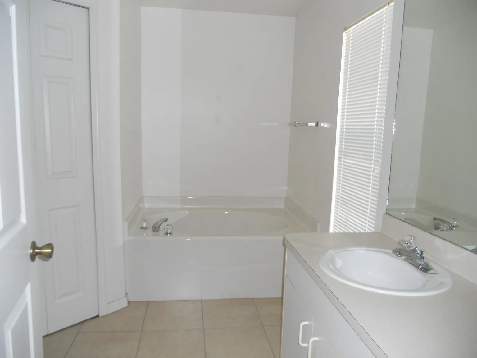 3 bed, 1510 sqft, $2,100 — Photo 4