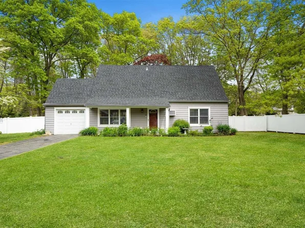 19 Sun Valley Drive, Coram, NY 11727