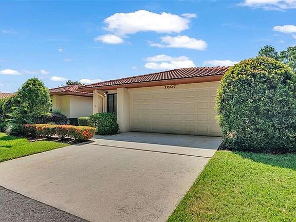 2nd image of 1007 Rolling Woods Ln