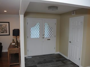 1594 Whitman Ln, Wheaton, IL 60189