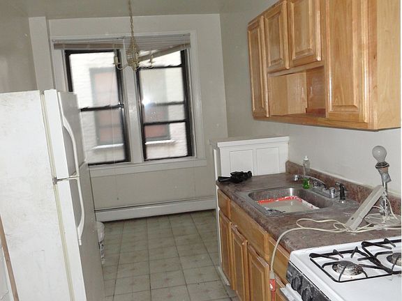 4th image of 236 Jewett Ave APT 14