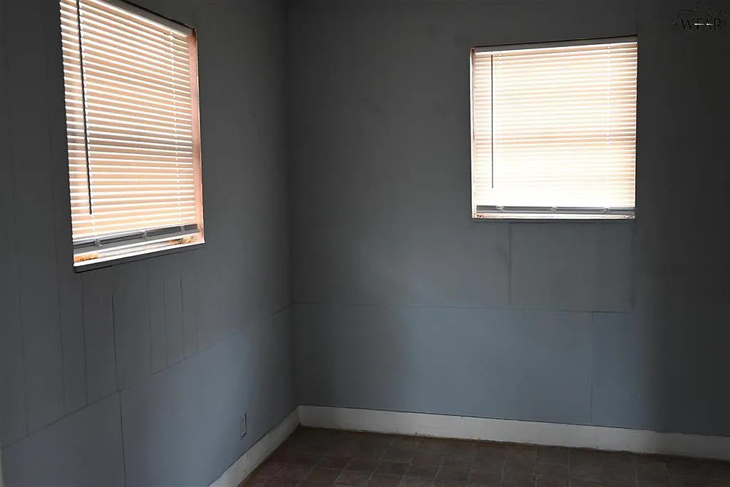 2406 Avenue D - 1 — Photo 2