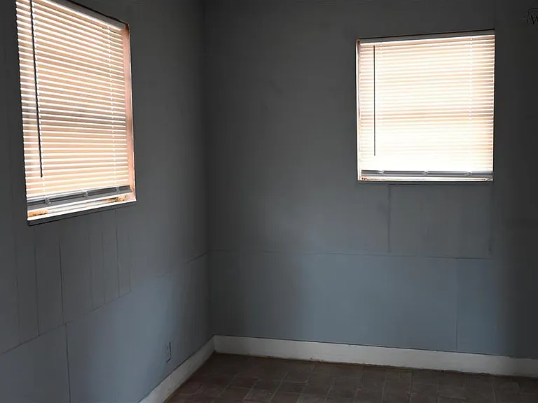 2406 Avenue D — Photo 3