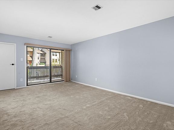 Living Room w Balcony