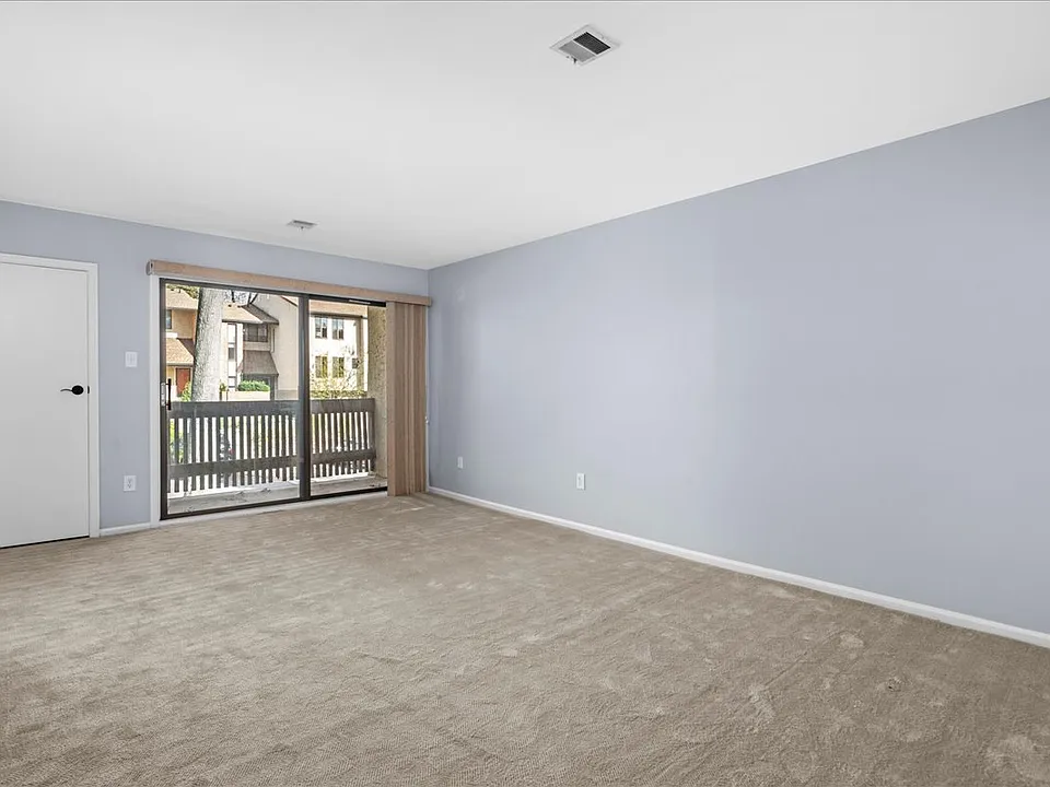Living Room w Balcony