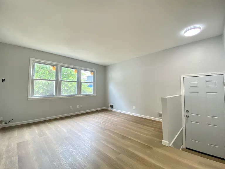 105 Burgher Ave #1R — Photo 2