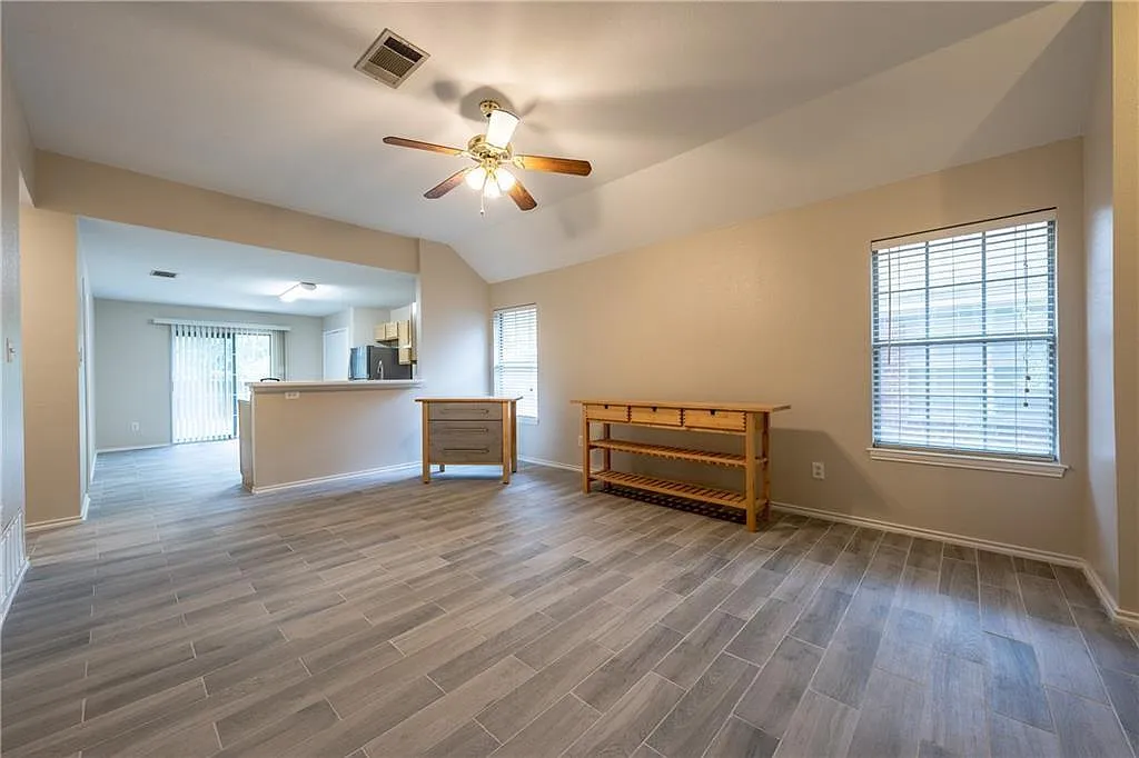 3 bed, 2.0 bath, 1250 sqft, $1,895 — Photo 4