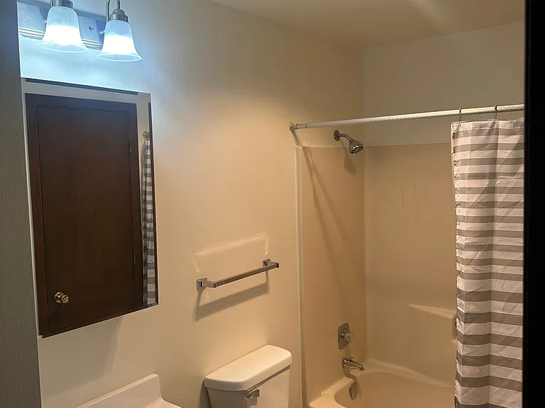 Immaculate Updated 2 Bedroom 1 bath — Photo 4