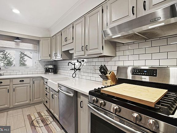 3rd image of 3204 Battersea Ln