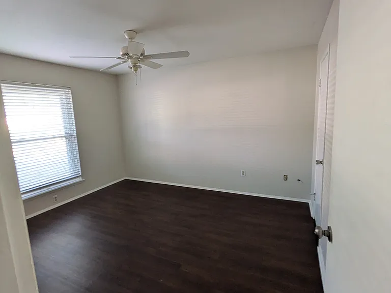 1221 Wellington Ln — Photo 10