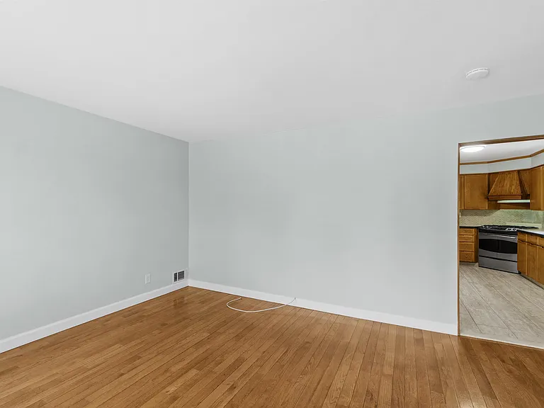 178 W 33rd St #1 — Photo 7
