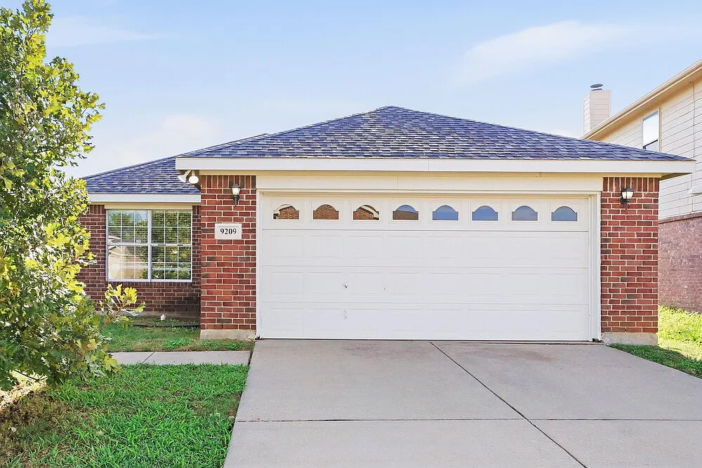3 bed, 2.0 bath, 1654 sqft, $2,070 — Photo 1