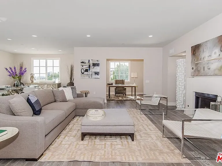 313 S Reeves Dr #203 — Photo 6