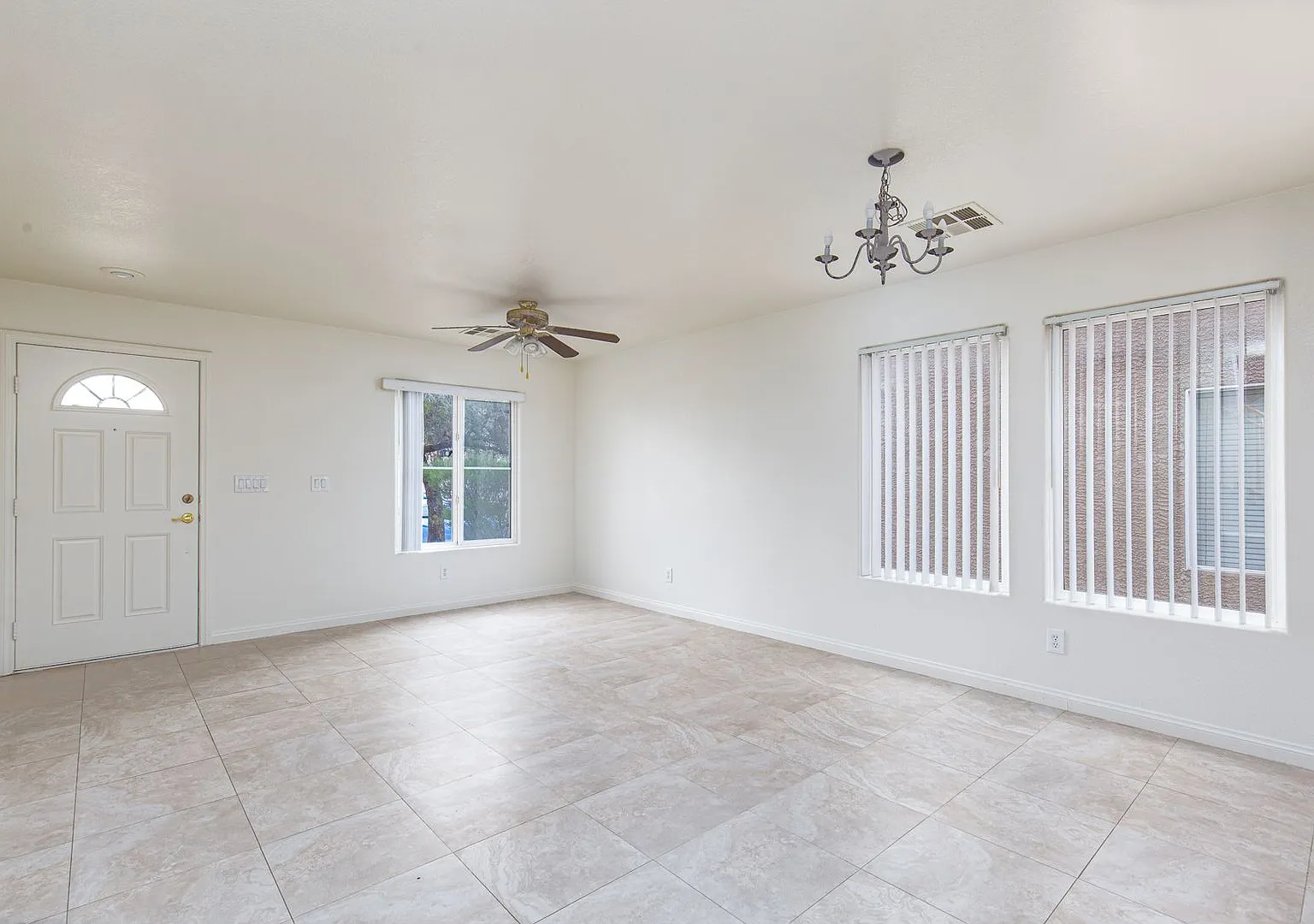 Silverado Ranch - Large 4 Bedroom, 2.5 Bath — Photo 4
