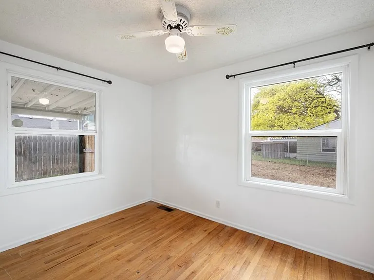 2405 W Columbia Ave — Photo 11