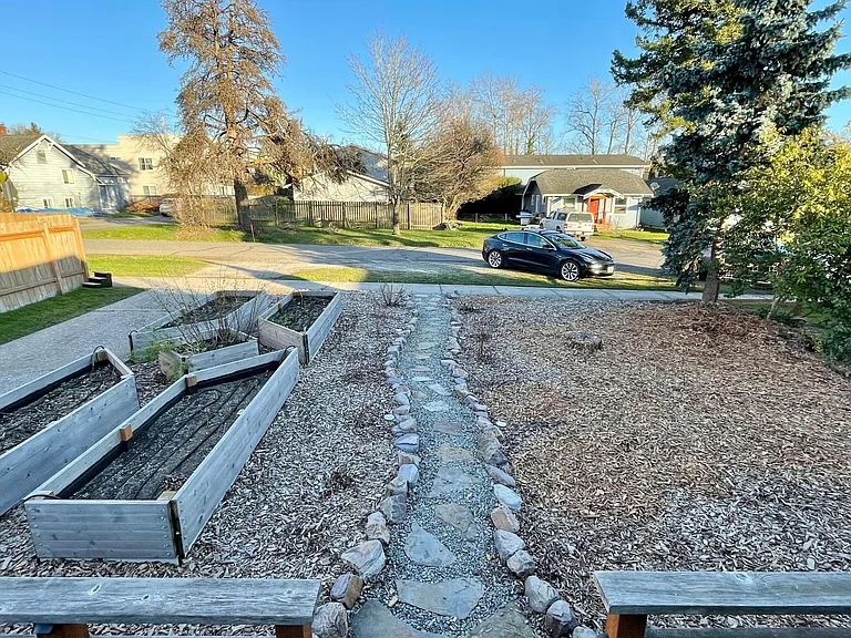 2425 Queen St — Photo 31
