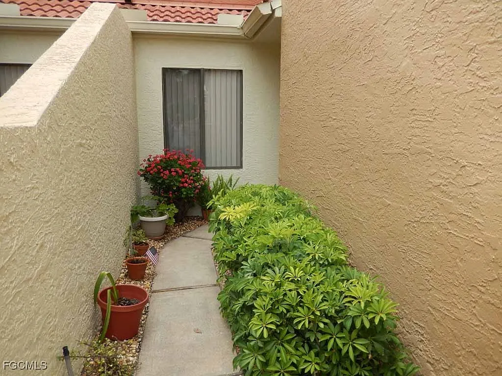 2 bed, 2.0 bath, 1048 sqft, $4,500 — Photo 3