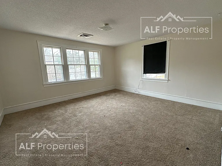 2607 Oxford Rd — Photo 11