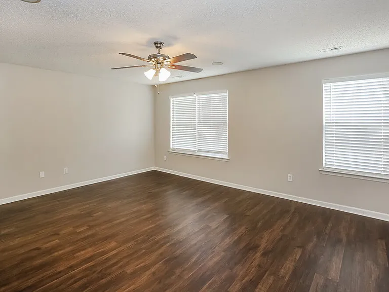 3913 Edgeview Dr — Photo 9