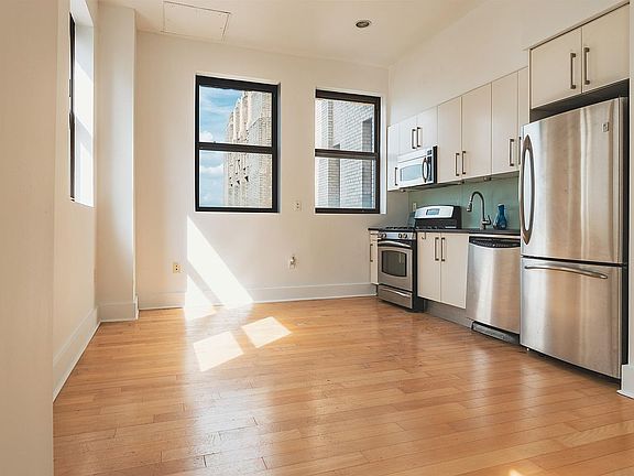4th image of 4 Beacon Way APT 1714