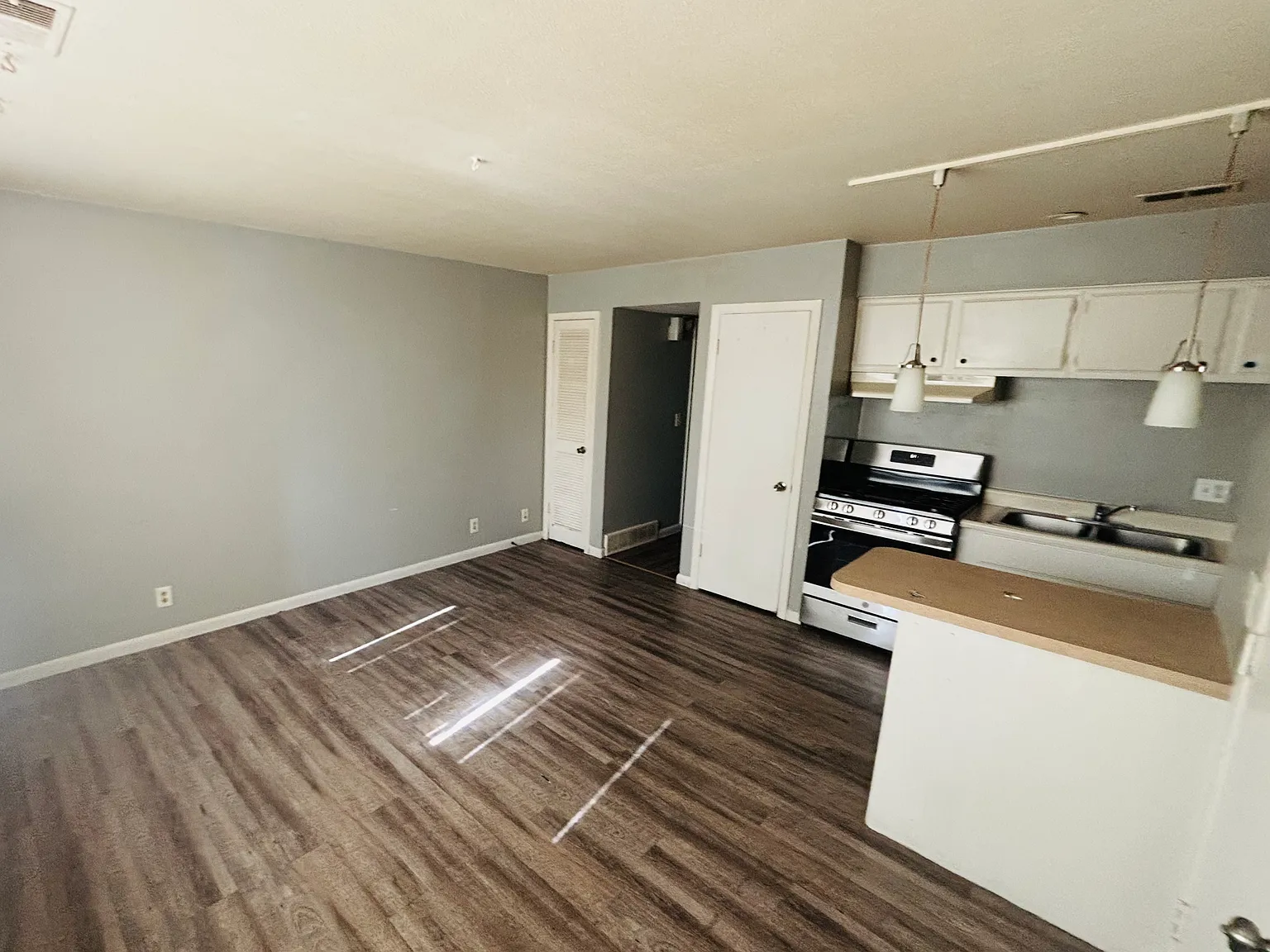 1 bed, 400 sqft, $695 — Photo 2