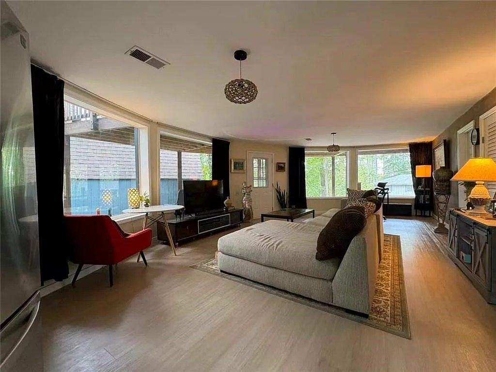 1 bed, 1.0 bath, 1976 sqft, $1,750 — Photo 4