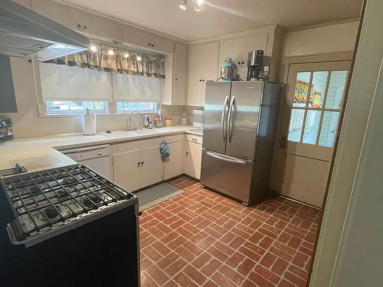 3642 Gilbert Dr — Photo 10