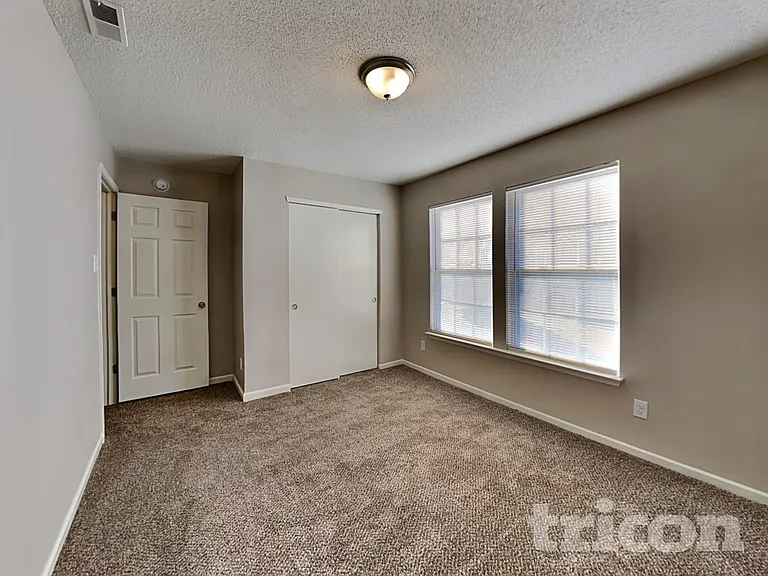 10428 Kensington Way — Photo 9