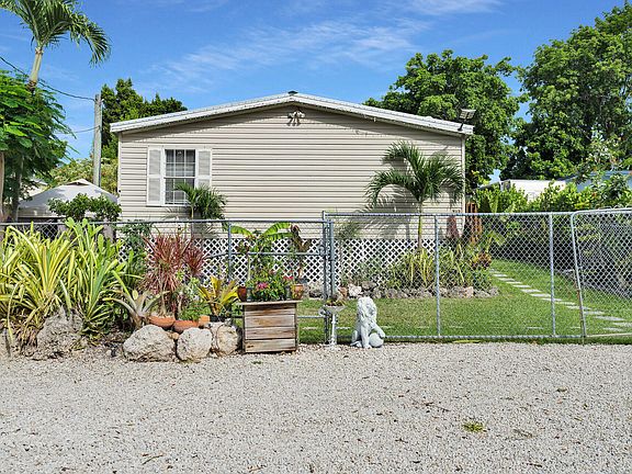 2nd image of 915 Plantation Rd