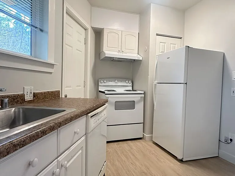 Davis Place Apartments — Photo 19