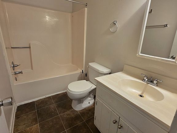 2nd image of 207 Knightsmanor Ct #206