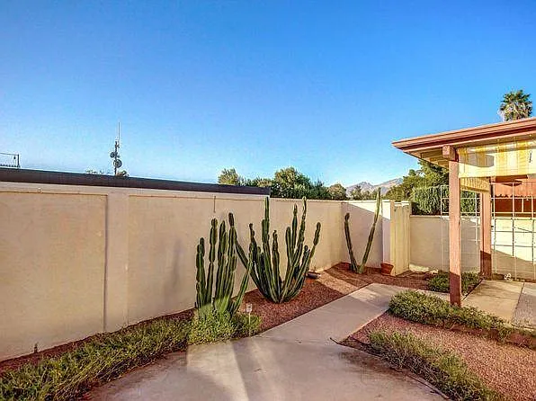 1165 N Tracy Ave — Photo 4