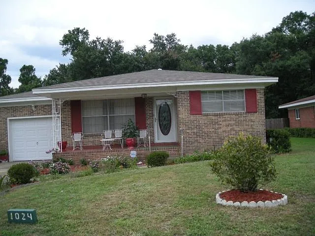 1024 Sawyer St — Photo 4