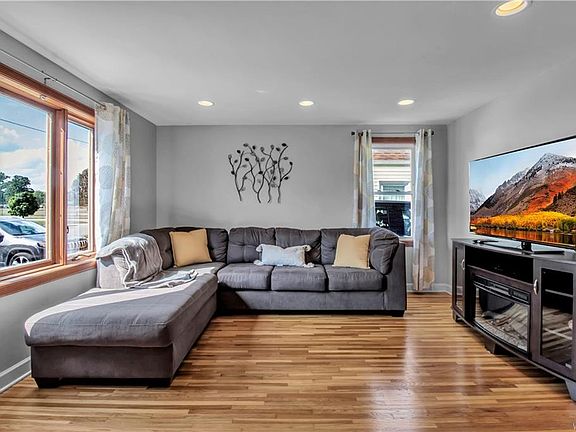 5th image of 389 Fairfield Ave