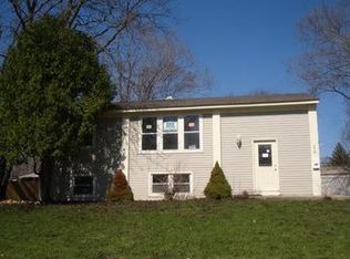 219 Ensenada Dr, Carpentersville, IL 60110