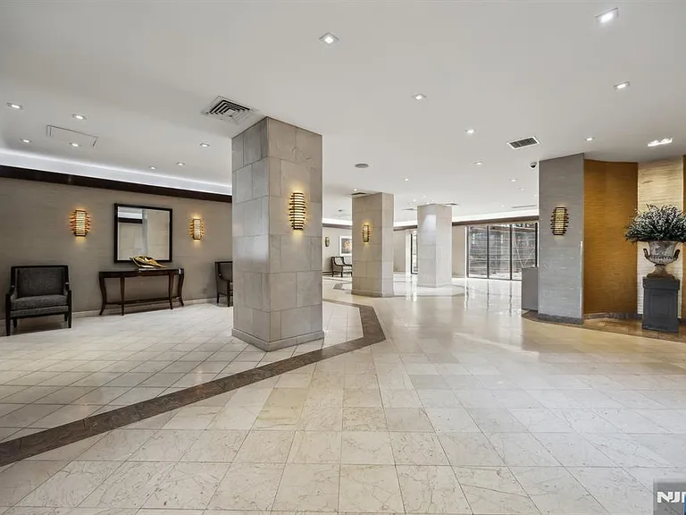 300 Winston Dr #2020 — Photo 2