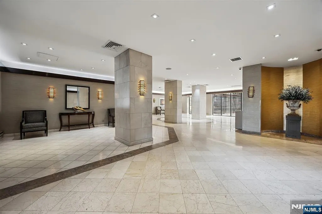 Building Photo - 300 Winston Dr #2020