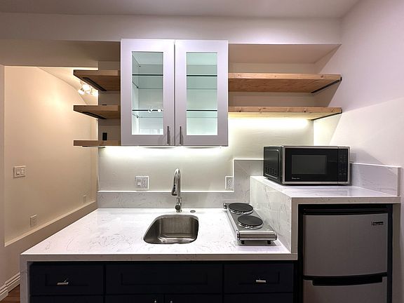 3rd image of 1706 Granville Ave #101