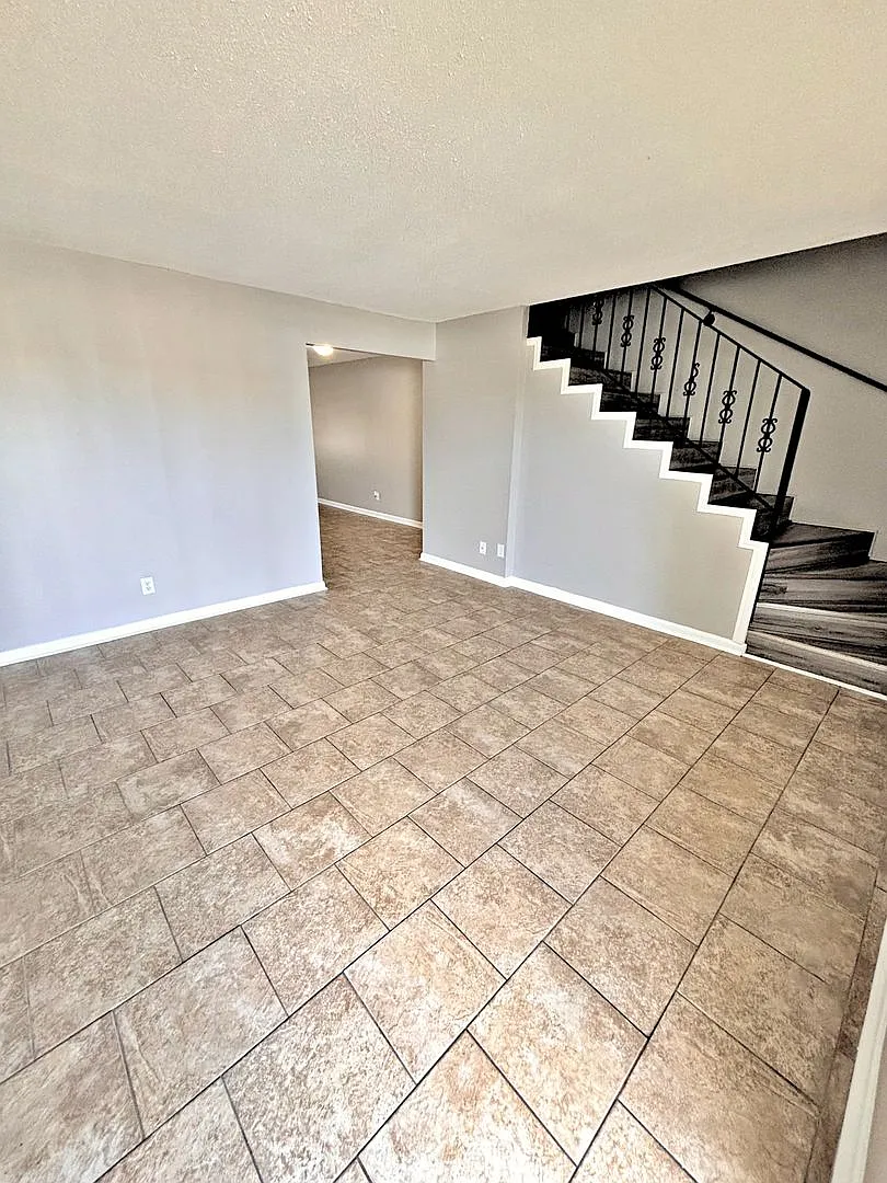 (RCH-43) 209 Cloverleaf Apartments — Photo 3