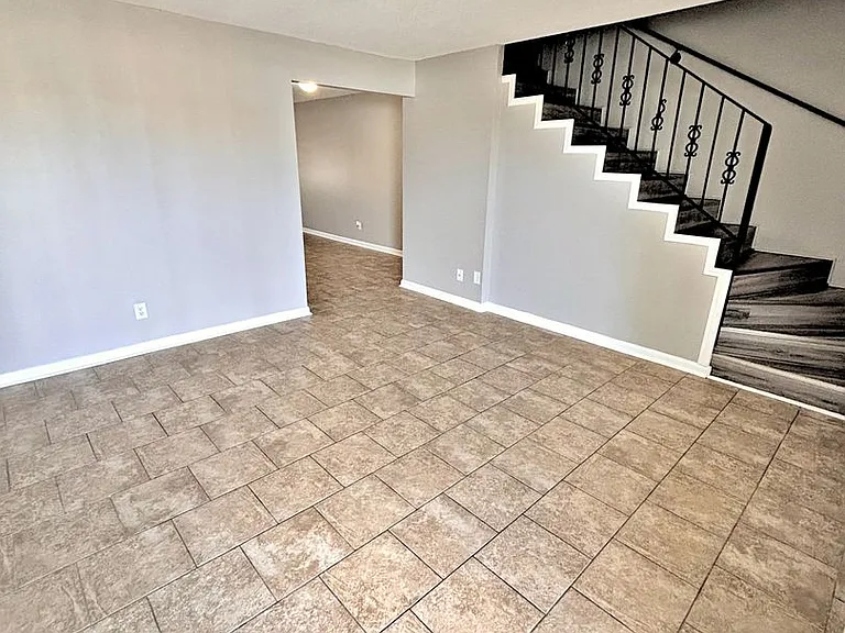 209 Cloverleaf Dr — Photo 4