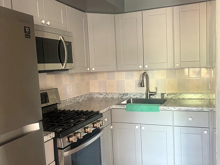 2060 Washington Ave — Photo 10