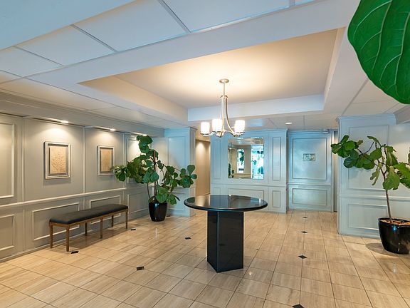 4th image of 906 N Doheny Dr APT 214