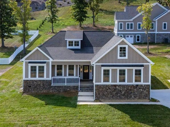 45 Rolling Oaks Dr, Fishersville, VA 22939